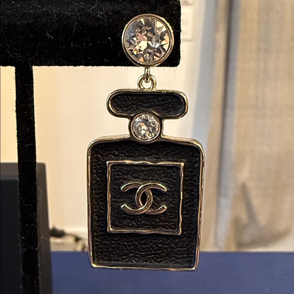 CHANEL | ✨NEW✨ 2023 Gold Plated & Leather Strass Perfume Bottle Earrings - Picture 3 of 7